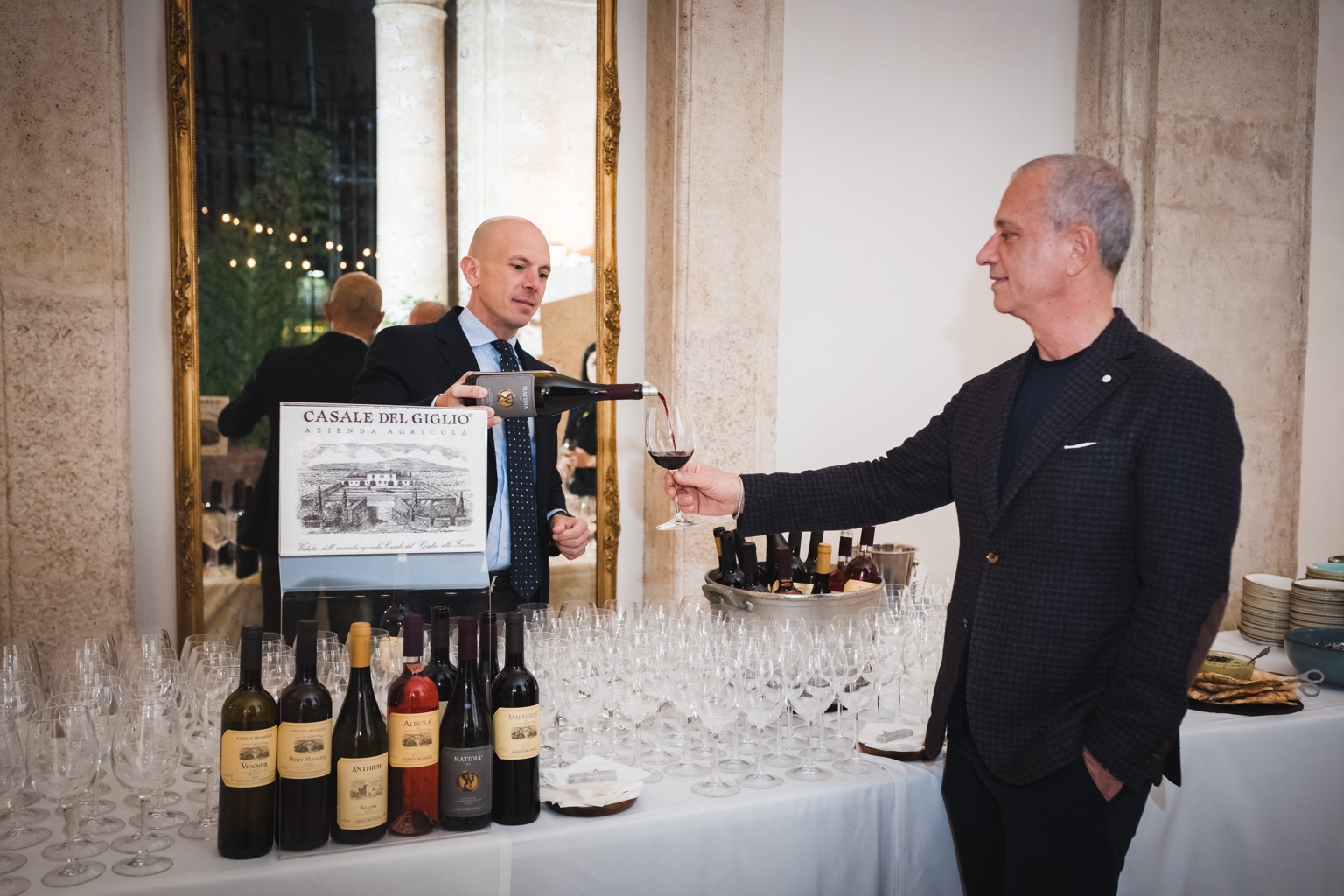 Massimo Maggio a una mostra d’arte presso il tavolo dell’accoglienza