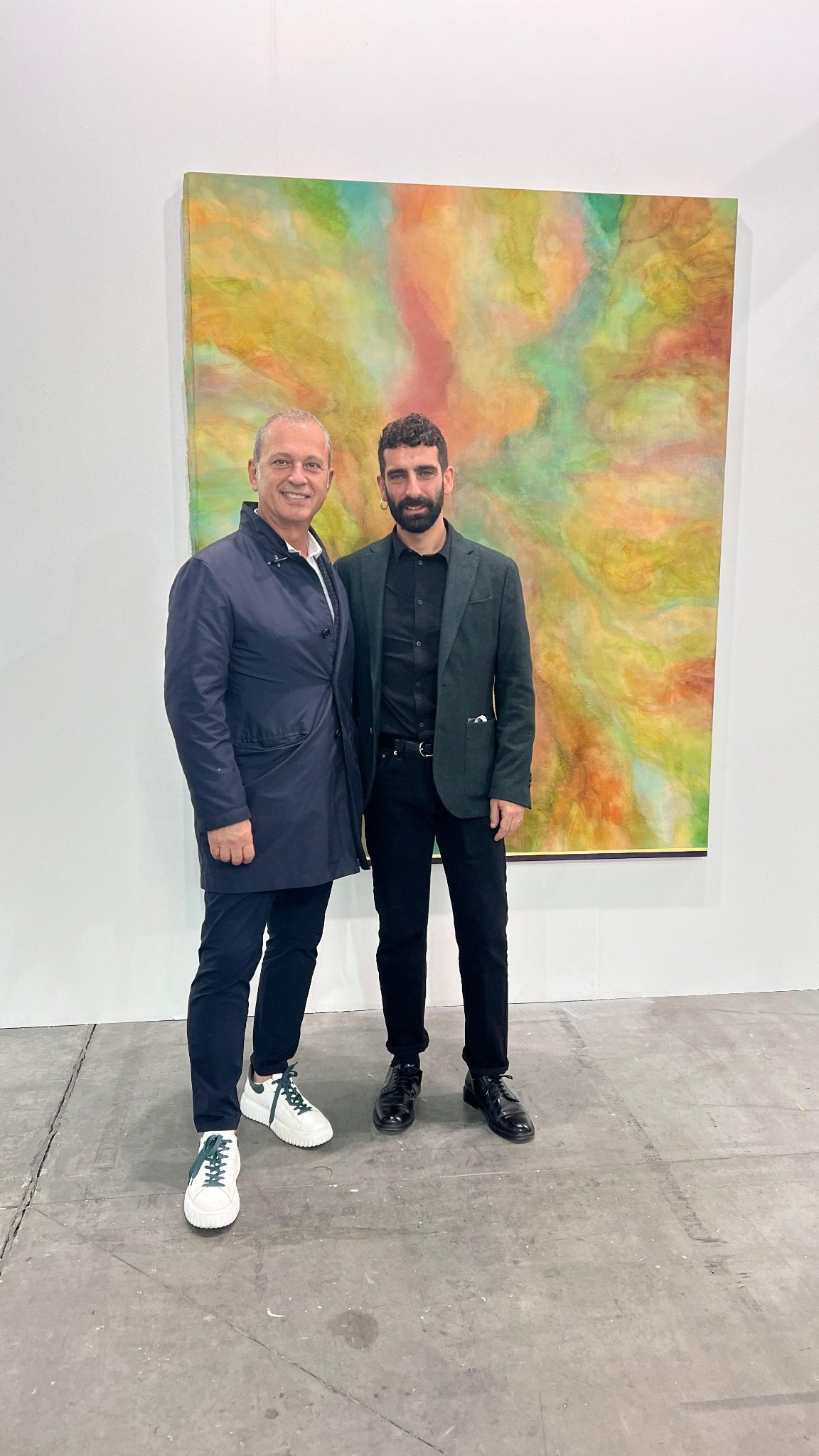 Massimo Maggio con l’artista Vincenzo Schillaci davanti a un’opera