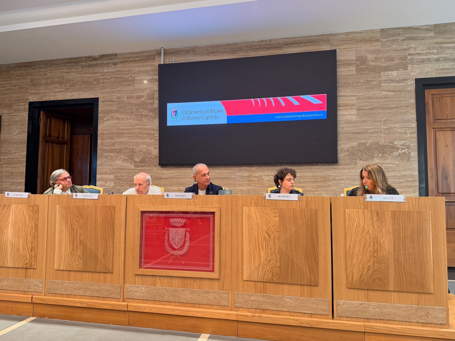 Al tavolo della presentazione a Palazzo Valentini: Francesco Cascino, Claudio Strinati, Massimo Maggio, la presidente di Registrarte e Gloria Gatti